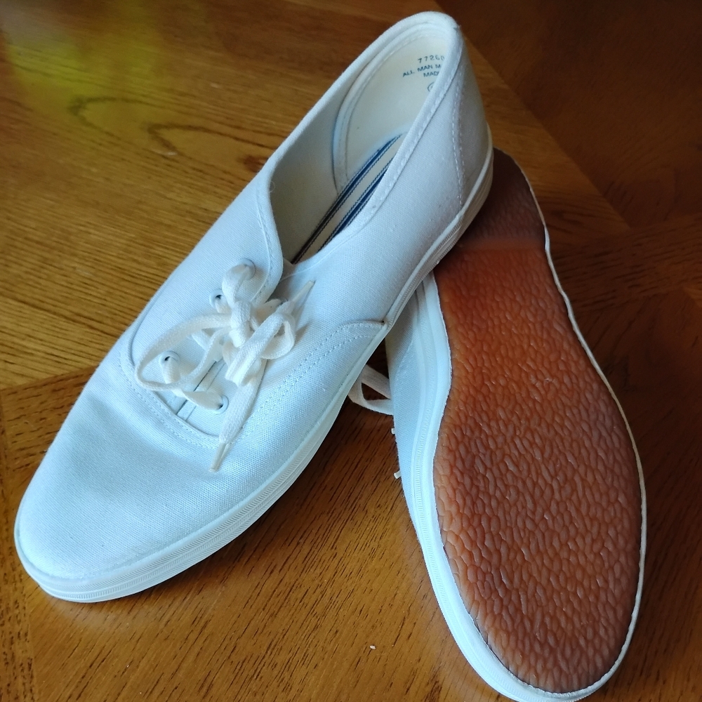 Classic White Canvas Size 9.5 Tennis Shoe Preppy Retro Separate Issue